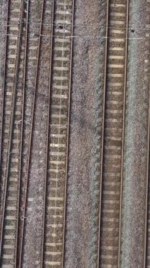 İngiltere 'den geçen raylardaki İngiliz Demiryolları. Drone Kamera Görünümü 