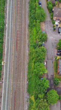 İngiltere 'den geçen raylardaki İngiliz Demiryolları. Drone Kamera Görünümü 