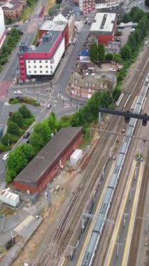 İngiltere 'den geçen raylardaki İngiliz Demiryolları. Drone Kamera Görünümü 