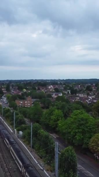 イギリスを通る線路上のイギリス鉄道 ドローンカメラビュー — ストック動画