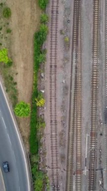 İngiltere 'den geçen raylardaki İngiliz Demiryolları. Drone Kamera Görünümü 