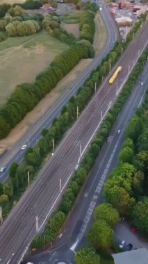 İngiltere 'den geçen raylardaki İngiliz Demiryolları. Drone Kamera Görünümü 