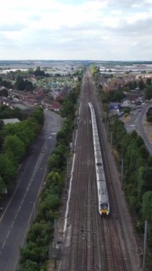 İngiltere 'den geçen raylardaki İngiliz Demiryolları. Drone Kamera Görünümü 