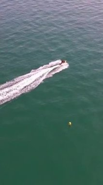 BİRLİK KINGDOM, BOURNEMOUTH BEACH - 18 Temmuz 2022: insanlar yaz tatillerinde eğleniyorlar. Yüksek Açı Drone Kamera Görünümü