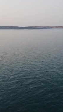 BİRLİK KINGDOM, BOURNEMOUTH BEACH - 18 Temmuz 2022: insanlar yaz tatillerinde eğleniyorlar. Yüksek Açı Drone Kamera Görünümü