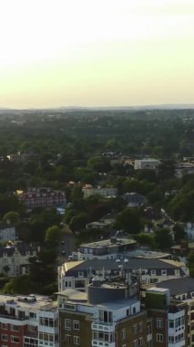 BİRLİK KINGDOM, BOURNEMOUTH BEACH - 18 Temmuz 2022: insanlar yaz tatillerinde eğleniyorlar. Yüksek Açı Drone Kamera Görünümü