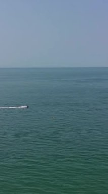 BİRLİK KINGDOM, BOURNEMOUTH BEACH - 18 Temmuz 2022: insanlar yaz tatillerinde eğleniyorlar. Yüksek Açı Drone Kamera Görünümü