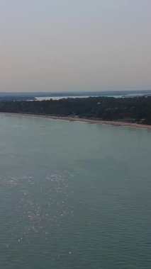 BİRLİK KINGDOM, BOURNEMOUTH BEACH - 18 Temmuz 2022: insanlar yaz tatillerinde eğleniyorlar. Yüksek Açı Drone Kamera Görünümü