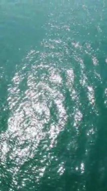 BİRLİK KINGDOM, BOURNEMOUTH BEACH - 18 Temmuz 2022: insanlar yaz tatillerinde eğleniyorlar. Yüksek Açı Drone Kamera Görünümü