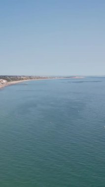 BİRLİK KINGDOM, BOURNEMOUTH BEACH - 18 Temmuz 2022: insanlar yaz tatillerinde eğleniyorlar. Yüksek Açı Drone Kamera Görünümü