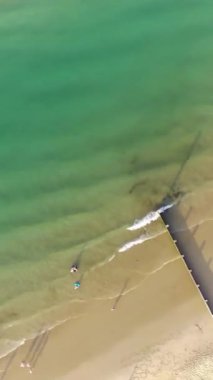 BİRLİK KINGDOM, BOURNEMOUTH BEACH - 18 Temmuz 2022: insanlar yaz tatillerinde eğleniyorlar. Yüksek Açı Drone Kamera Görünümü