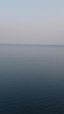 BİRLİK KINGDOM, BOURNEMOUTH BEACH - 18 Temmuz 2022: insanlar yaz tatillerinde eğleniyorlar. Yüksek Açı Drone Kamera Görünümü