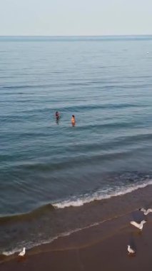 BİRLİK KINGDOM, BOURNEMOUTH BEACH - 18 Temmuz 2022: insanlar yaz tatillerinde eğleniyorlar. Yüksek Açı Drone Kamera Görünümü