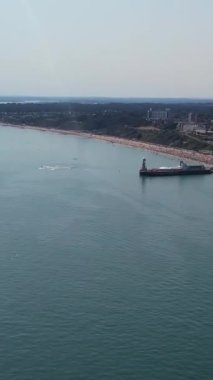 BİRLİK KINGDOM, BOURNEMOUTH BEACH - 18 Temmuz 2022: insanlar yaz tatillerinde eğleniyorlar. Yüksek Açı Drone Kamera Görünümü