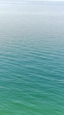 BİRLİK KINGDOM, BOURNEMOUTH BEACH - 18 Temmuz 2022: insanlar yaz tatillerinde eğleniyorlar. Yüksek Açı Drone Kamera Görünümü