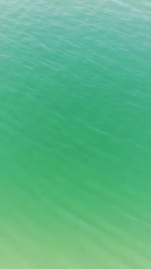 BİRLİK KINGDOM, BOURNEMOUTH BEACH - 18 Temmuz 2022: insanlar yaz tatillerinde eğleniyorlar. Yüksek Açı Drone Kamera Görünümü