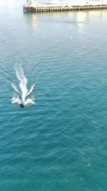 BİRLİK KINGDOM, BOURNEMOUTH BEACH - 18 Temmuz 2022: insanlar yaz tatillerinde eğleniyorlar. Yüksek Açı Drone Kamera Görünümü