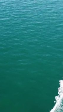 BİRLİK KINGDOM, BOURNEMOUTH BEACH - 18 Temmuz 2022: insanlar yaz tatillerinde eğleniyorlar. Yüksek Açı Drone Kamera Görünümü