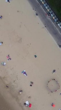 BİRLİK KINGDOM, BOURNEMOUTH BEACH - 18 Temmuz 2022: insanlar yaz tatillerinde eğleniyorlar. Yüksek Açı Drone Kamera Görünümü