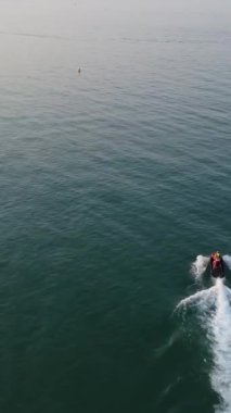 BİRLİK KINGDOM, BOURNEMOUTH BEACH - 18 Temmuz 2022: insanlar yaz tatillerinde eğleniyorlar. Yüksek Açı Drone Kamera Görünümü