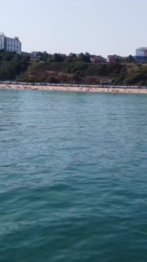 BİRLİK KINGDOM, BOURNEMOUTH BEACH - 18 Temmuz 2022: insanlar yaz tatillerinde eğleniyorlar. Yüksek Açı Drone Kamera Görünümü