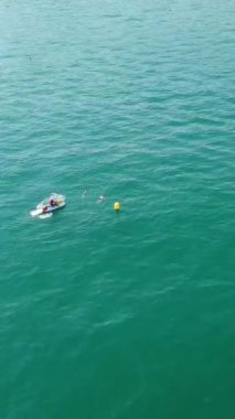 BİRLİK KINGDOM, BOURNEMOUTH BEACH - 18 Temmuz 2022: insanlar yaz tatillerinde eğleniyorlar. Yüksek Açı Drone Kamera Görünümü
