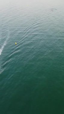 BİRLİK KINGDOM, BOURNEMOUTH BEACH - 18 Temmuz 2022: insanlar yaz tatillerinde eğleniyorlar. Yüksek Açı Drone Kamera Görünümü