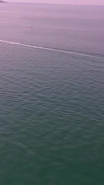 BİRLİK KINGDOM, BOURNEMOUTH BEACH - 18 Temmuz 2022: insanlar yaz tatillerinde eğleniyorlar. Yüksek Açı Drone Kamera Görünümü