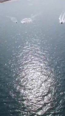 BİRLİK KINGDOM, BOURNEMOUTH BEACH - 18 Temmuz 2022: insanlar yaz tatillerinde eğleniyorlar. Yüksek Açı Drone Kamera Görünümü