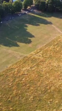 İHA 'nın Kamera Görüntüsü Saint Augustine Ave Luton' daki Konutların Yüksek Açı Görüntüsü