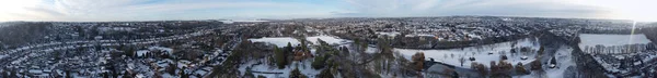 白雪覆盖景观与城市景观的高角景观 英国卢顿市降雪后的空中拍摄 — 图库照片
