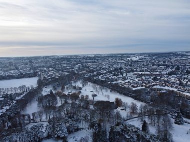 Kar yağışından sonra İngiltere 'nin Luton şehrinin havadan çekilmiş manzarası ve manzarasının yüksek açılı görüntüsü