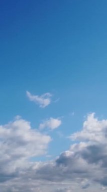 Şehrin üzerinde Güzel Bulutların Yüksek Açı Görünümü
