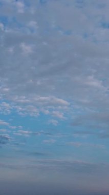 Şehrin üzerinde Güzel Bulutların Yüksek Açı Görünümü