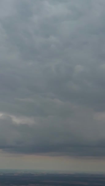 Blick Aus Der Vogelperspektive Auf Schöne Wolken Über Der Stadt — Stockvideo