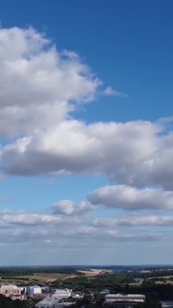 Blick Aus Der Vogelperspektive Auf Schöne Wolken Über Der Stadt — Stockvideo