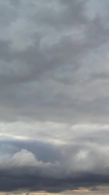 Şehrin üzerinde Güzel Bulutların Yüksek Açı Görünümü