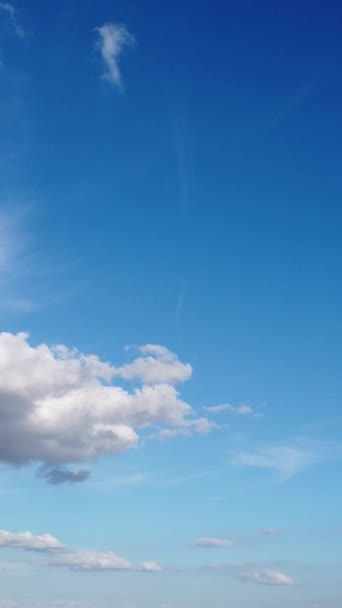 Şehrin Üzerinde Güzel Bulutların Yüksek Açı Görünümü — Stok video