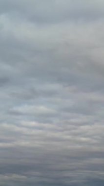 Şehrin üzerinde Güzel Bulutların Yüksek Açı Görünümü