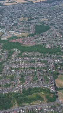 İHA 'nın Kamera Görüntüsü Saint Augustine Ave Luton' daki Konutların Yüksek Açı Görüntüsü