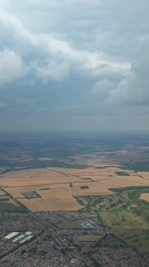 Bulutların ve Gökyüzü Görüntülerinin Üzerinde. Drone 'un Kamerasıyla Hava Görüntüsü Yakalandı