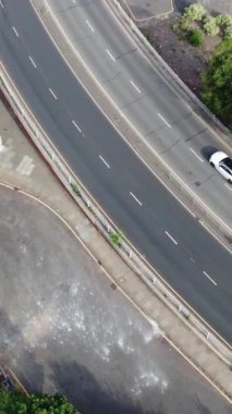 İHA 'nın Kamera Görüntüsü Saint Augustine Ave Luton' daki Konutların Yüksek Açı Görüntüsü