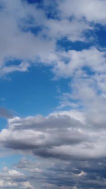 Bulutların ve Gökyüzü Görüntülerinin Üzerinde. Drone 'un Kamerasıyla Hava Görüntüsü Yakalandı