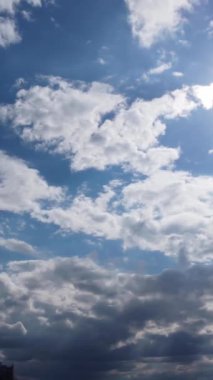 Bulutların ve Gökyüzü Görüntülerinin Üzerinde. Drone 'un Kamerasıyla Hava Görüntüsü Yakalandı