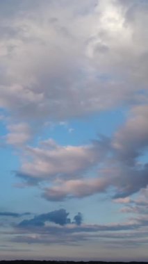 Bulutların ve Gökyüzü Görüntülerinin Üzerinde. Drone 'un Kamerasıyla Hava Görüntüsü Yakalandı