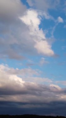 Bulutların ve Gökyüzü Görüntülerinin Üzerinde. Drone 'un Kamerasıyla Hava Görüntüsü Yakalandı