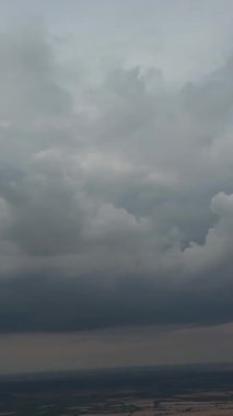 Bulutların ve Gökyüzü Görüntülerinin Üzerinde. Drone 'un Kamerasıyla Hava Görüntüsü Yakalandı