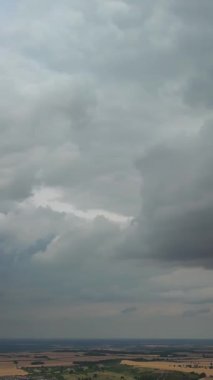 Bulutların ve Gökyüzü Görüntülerinin Üzerinde. Drone 'un Kamerasıyla Hava Görüntüsü Yakalandı