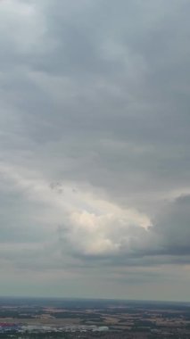 Bulutların ve Gökyüzü Görüntülerinin Üzerinde. Drone 'un Kamerasıyla Hava Görüntüsü Yakalandı