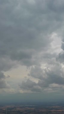 Bulutların ve Gökyüzü Görüntülerinin Üzerinde. Drone 'un Kamerasıyla Hava Görüntüsü Yakalandı
